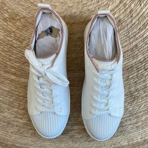 Vivaia Round Toe Sneaker Sz 39 • White • Vegan • Made from Recycled Materials